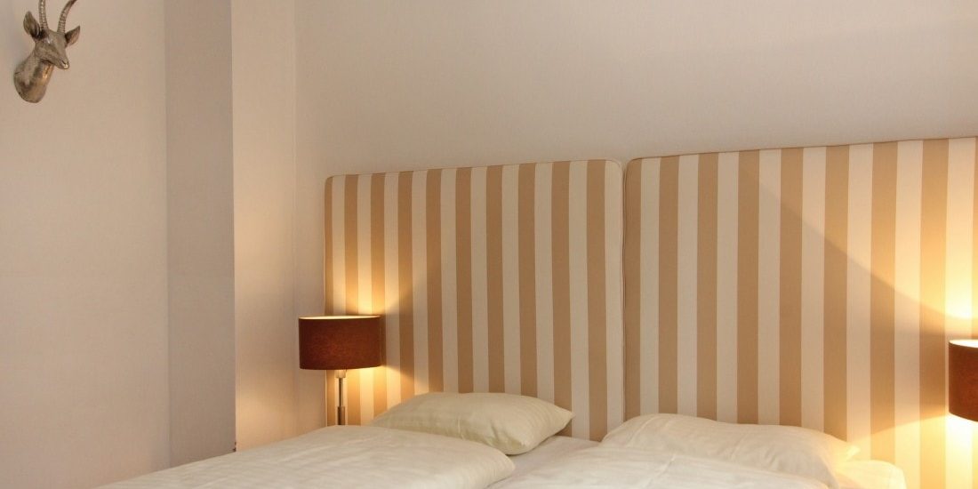 Avenida Style Kaprun Zell am See-Kaprun Oostenrijk wintersport skivakantie luxe Top 1 slaapkamer aparte bedden hert gestreept hoofdbord wandlampen