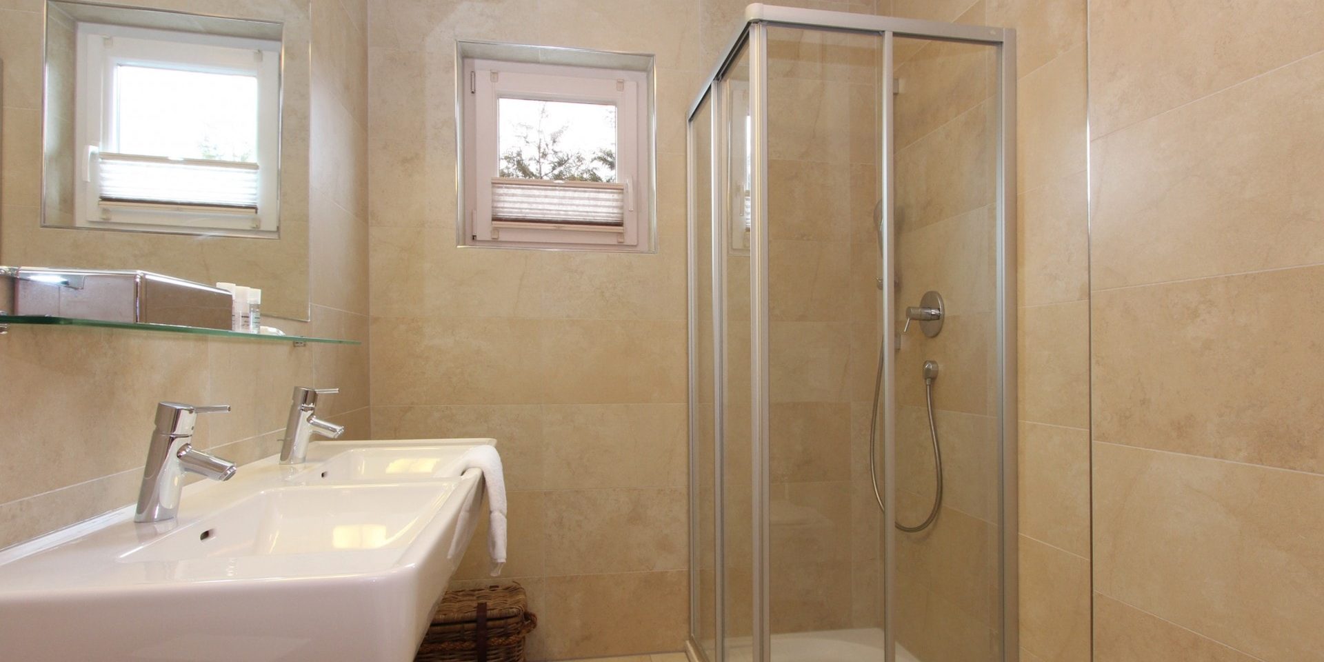 Avenida Style Kaprun Zell am See-Kaprun Oostenrijk wintersport skivakantie luxe Top 5 badkamer douche dubbele wasbak raam mand handoek