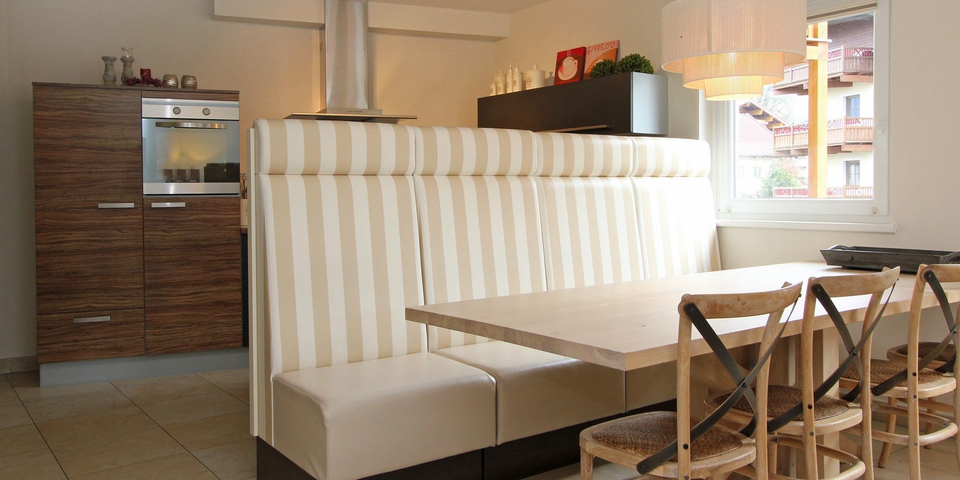 Avenida Style Kaprun Zell am See-Kaprun Oostenrijk wintersport skivakantie luxe Top 5 eettafel gestreepte bank houten stoelen hanglamp keuken raam