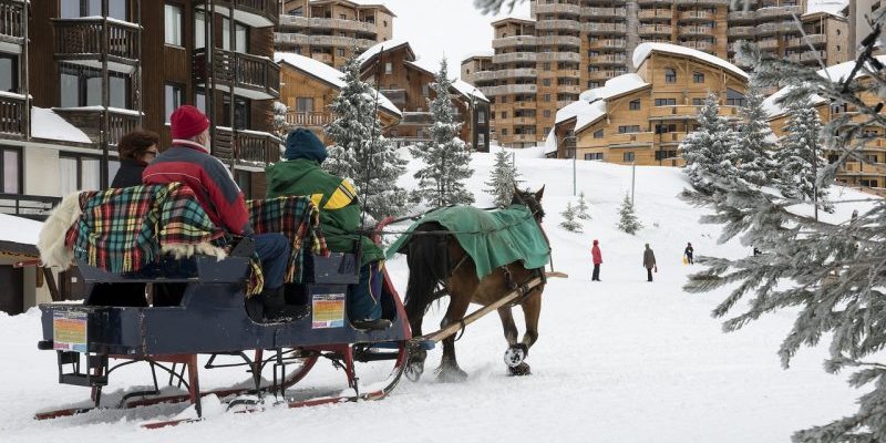 Avoriaz Les Portes du Soleil Frankrijk wintersport skivakantie luxe arreslee paard mensen kleden besneeuwde bomen appartementen sneeuw