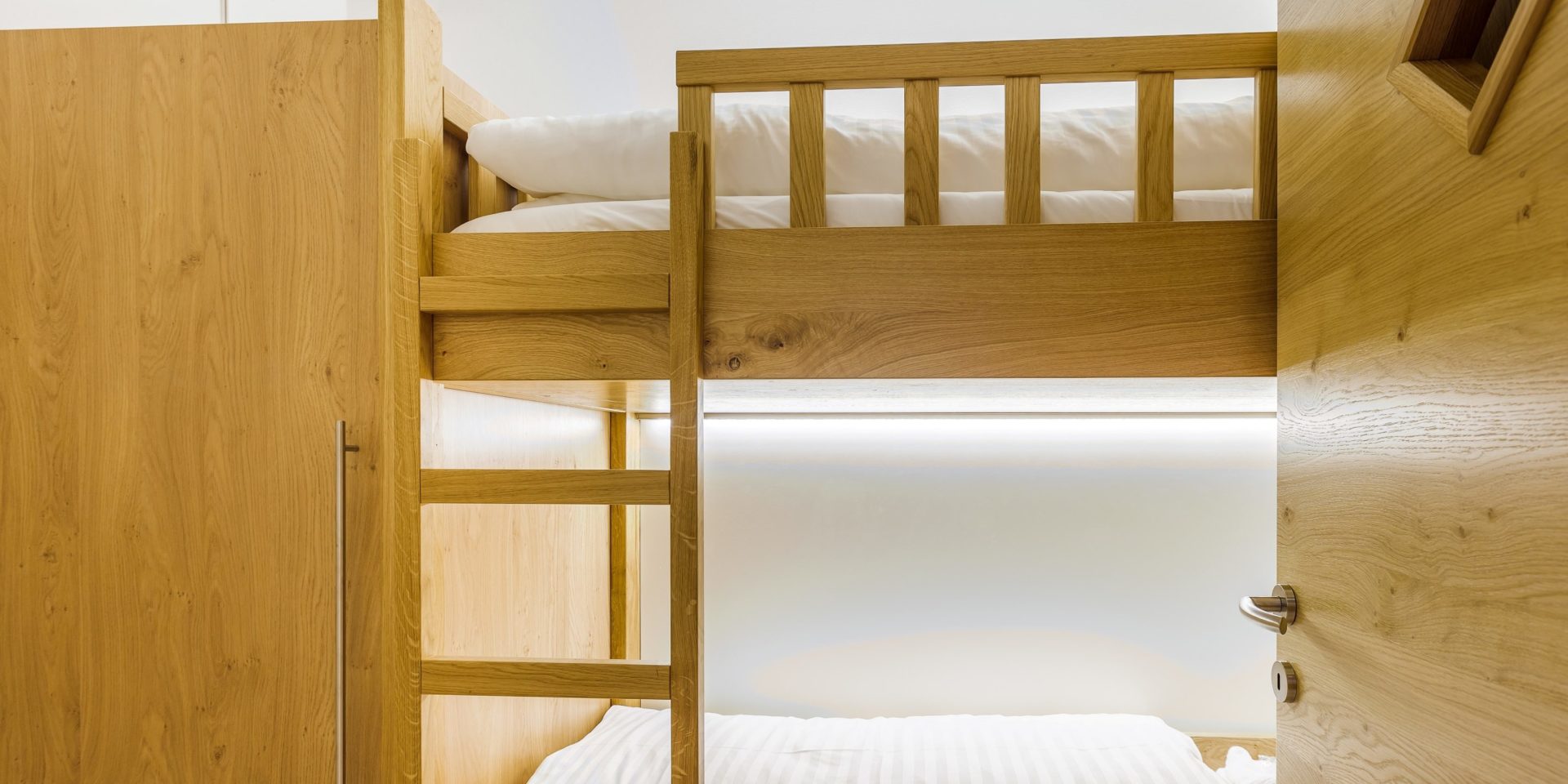 Bolodge 1 Saalbach Skicircus Saalbach Hinterglemm Oostenrijk wintersport skivakantie luxe slaapkamer stapelbed kinderkamer trap hout