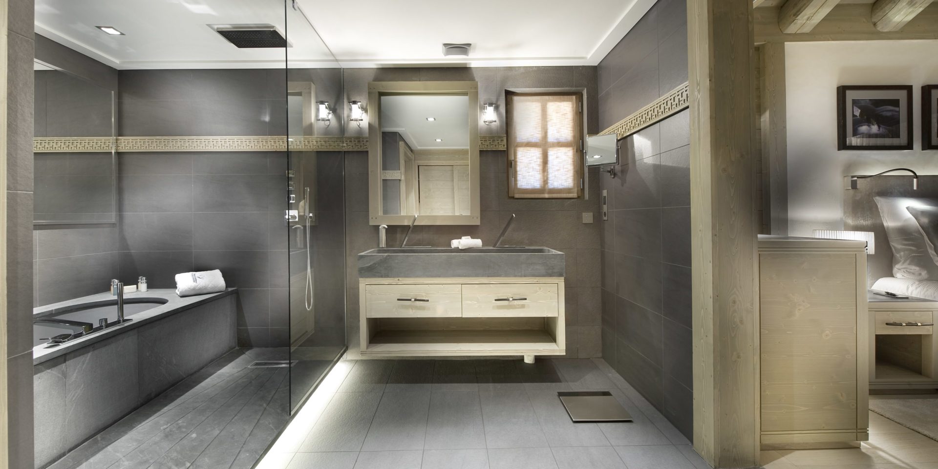 Le K2 Palace Suite-Chalet Abruzzes Courchevel Les 3 Vallees Frankrijk wintersport skivakantie luxe badkamer bad grote wasbak spiegel raam handdoek slaapkamer