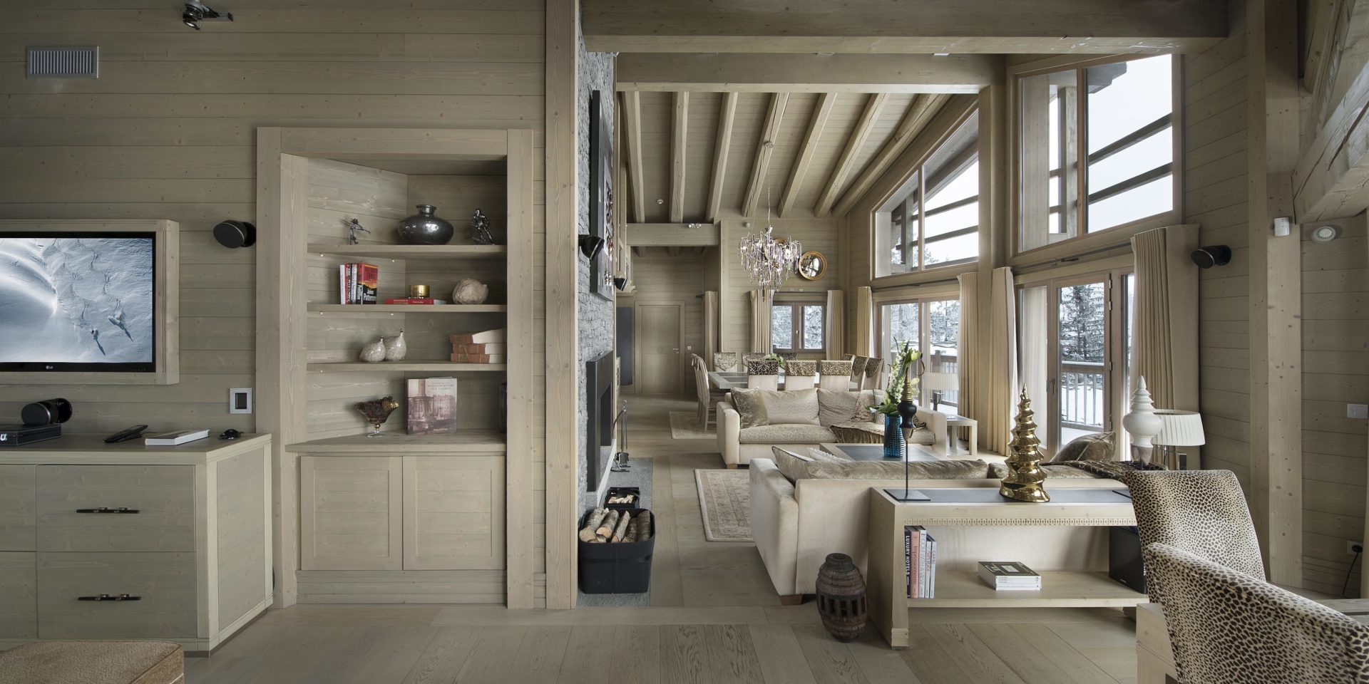 Le K2 Palace Suite-Chalet Abruzzes Courchevel Les 3 Vallees Frankrijk wintersport skivakantie luxe living witte banken hout open haard stoelen TV ramen balkon houten balken