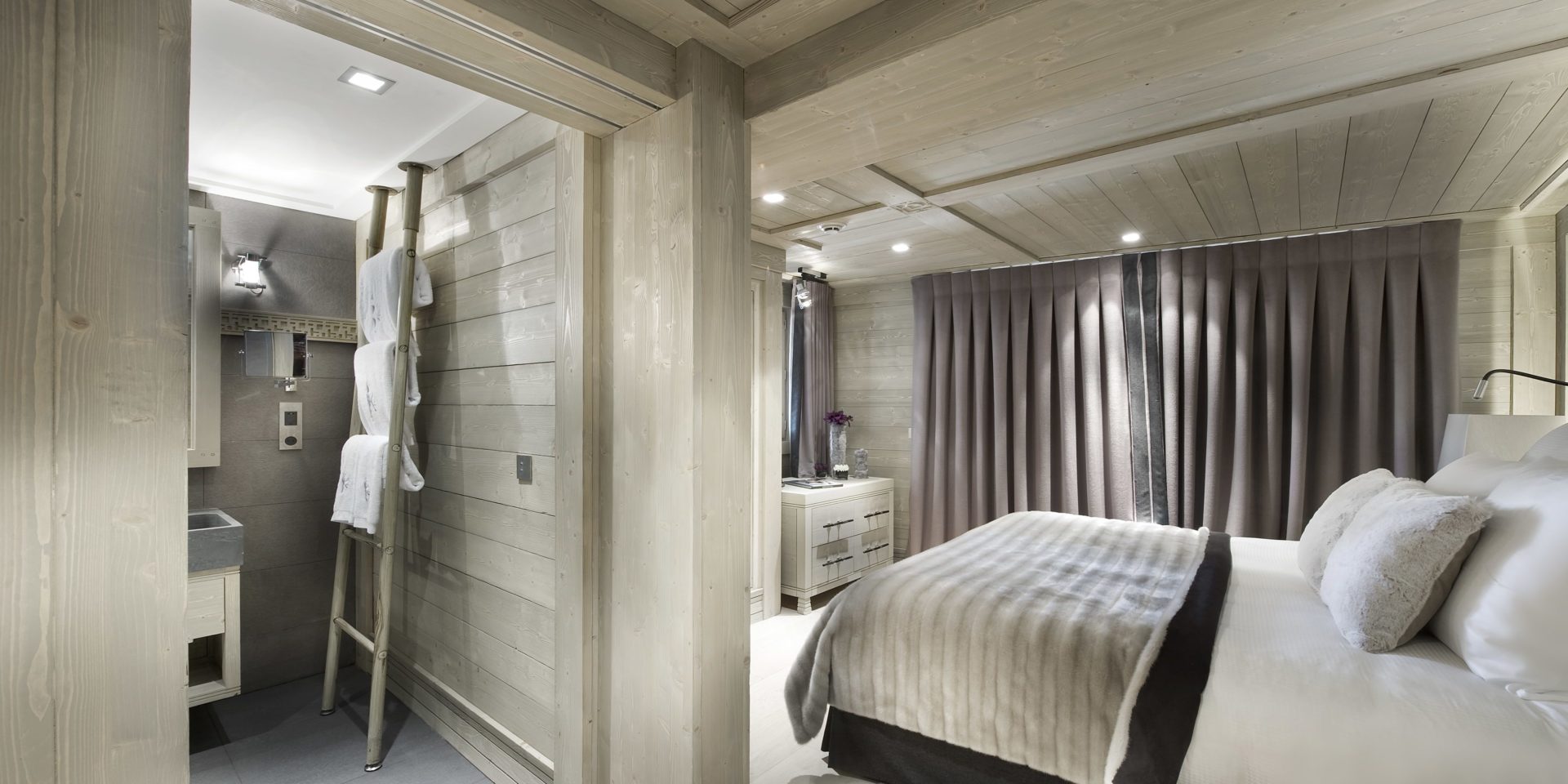Le K2 Palace Suite-Chalet Abruzzes Courchevel Les 3 Vallees Frankrijk wintersport skivakantie luxe slaapkamer 2-persoonsbed hout badkamer handdoeken wastafel spiegel houten plafond