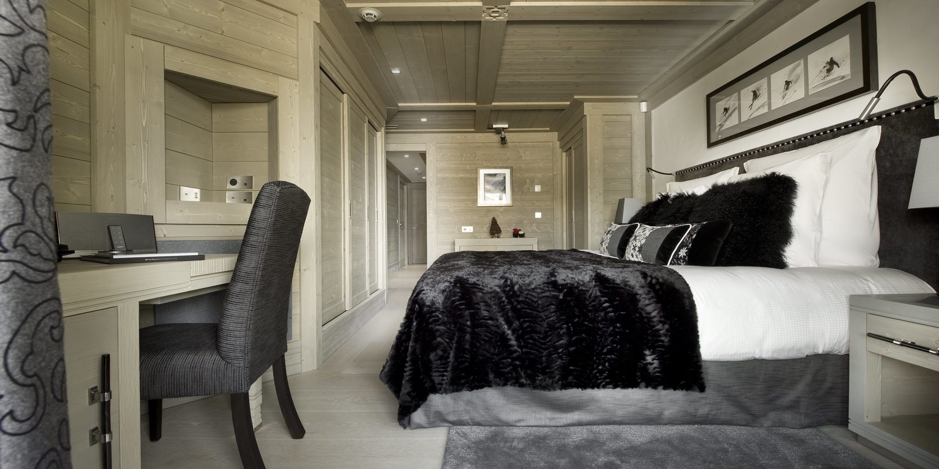 Le K2 Palace Suite-Chalet Abruzzes Courchevel Les 3 Vallees Frankrijk wintersport skivakantie luxe slaapkamer 2-persoonsbed bureau stoel schilderij vloerkleed houten plafond