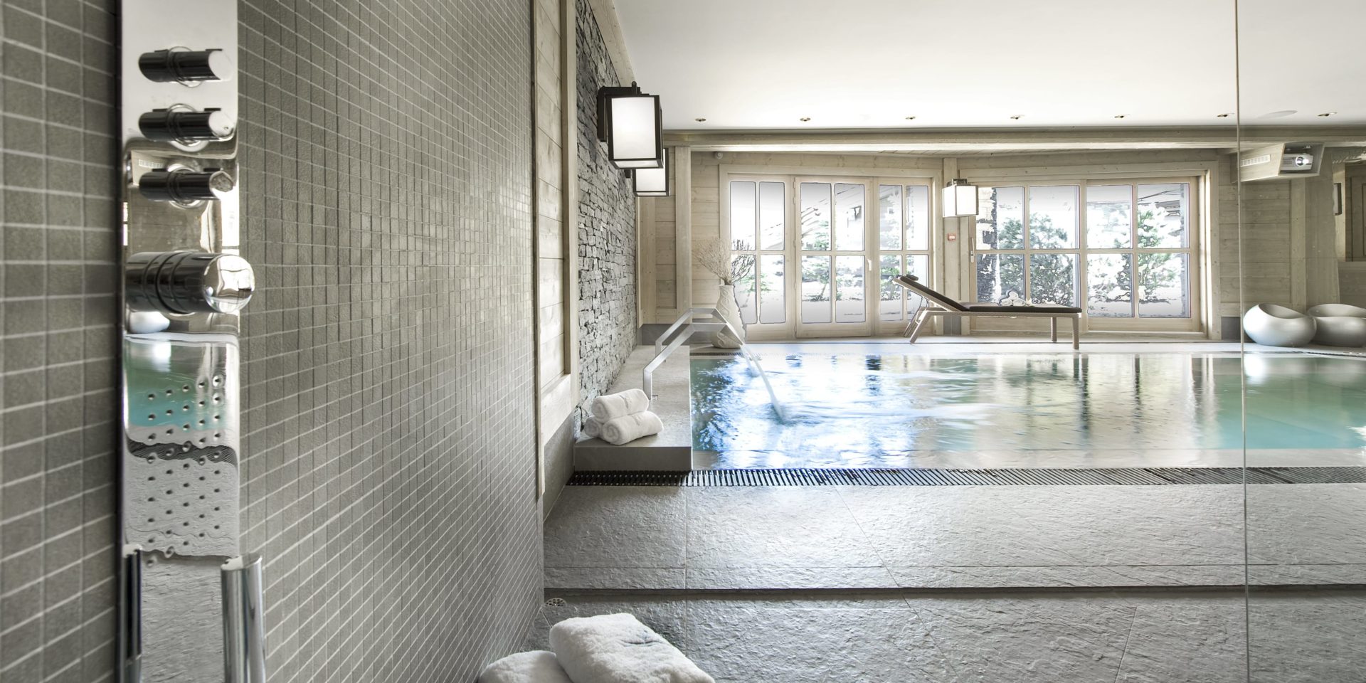 Le K2 Palace Suite-Chalet Abruzzes Courchevel Les 3 zwembad douche handdoeken raam ligstoel wandlampen zwemmen ontspannen relaxen genieten