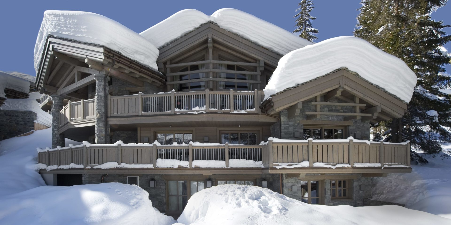 Le K2 Palace Suite-Chalet Baltoro Courchevel Les 3 Vallees Frankrijk wintersport skivakantie luxe voorkant chalet balkons bomen sneeuw