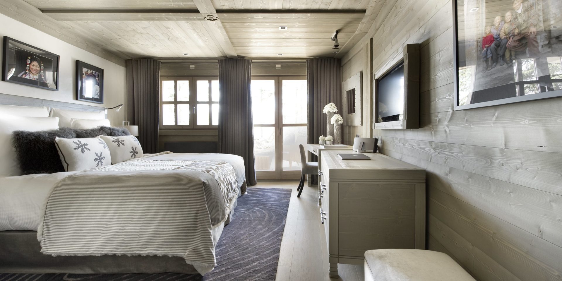 Le K2 Palace Suite-Chalet Baltoro Courchevel Les 3 Vallees Frankrijk wintersport skivakantie luxe slaapkamer 2-persoonsbed kussens TV bureau stoel schilderijen ramen hocker vloerkleed balkon stoelen houten plafond