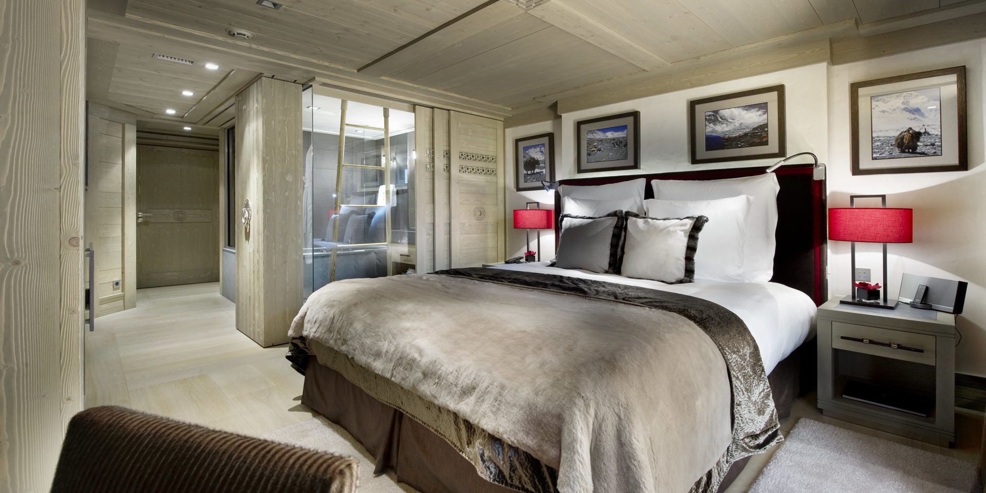 Le K2 Palace Suite-Chalet Baltoro Courchevel Les 3 Vallees Frankrijk wintersport skivakantie luxe slaapkamer 2-persoonsbed kussens schilderijen fauteuil badkamer bad hout houten plafond