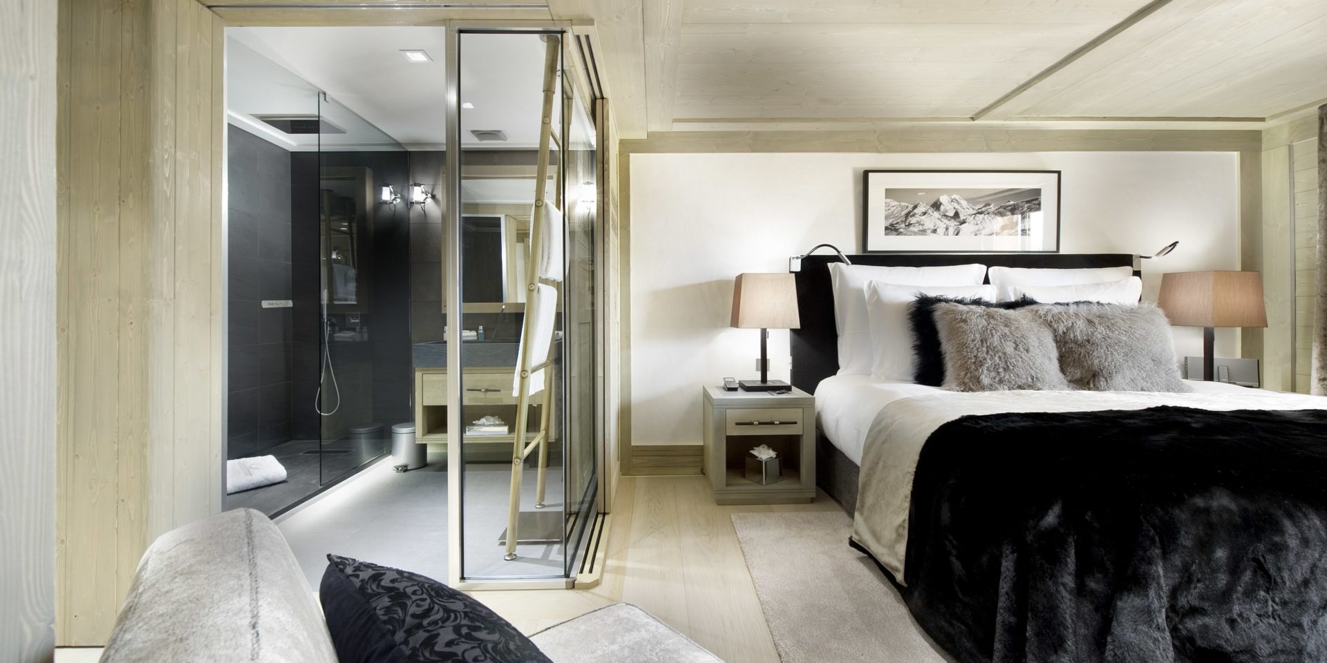 Le K2 Palace Suite-Chalet Baltoro Courchevel Les 3 Vallees Frankrijk wintersport skivakantie luxe slaapkamer 2-persoonsbed kussens schilderij fauteuil badkamer douche handdoeken houten plafond