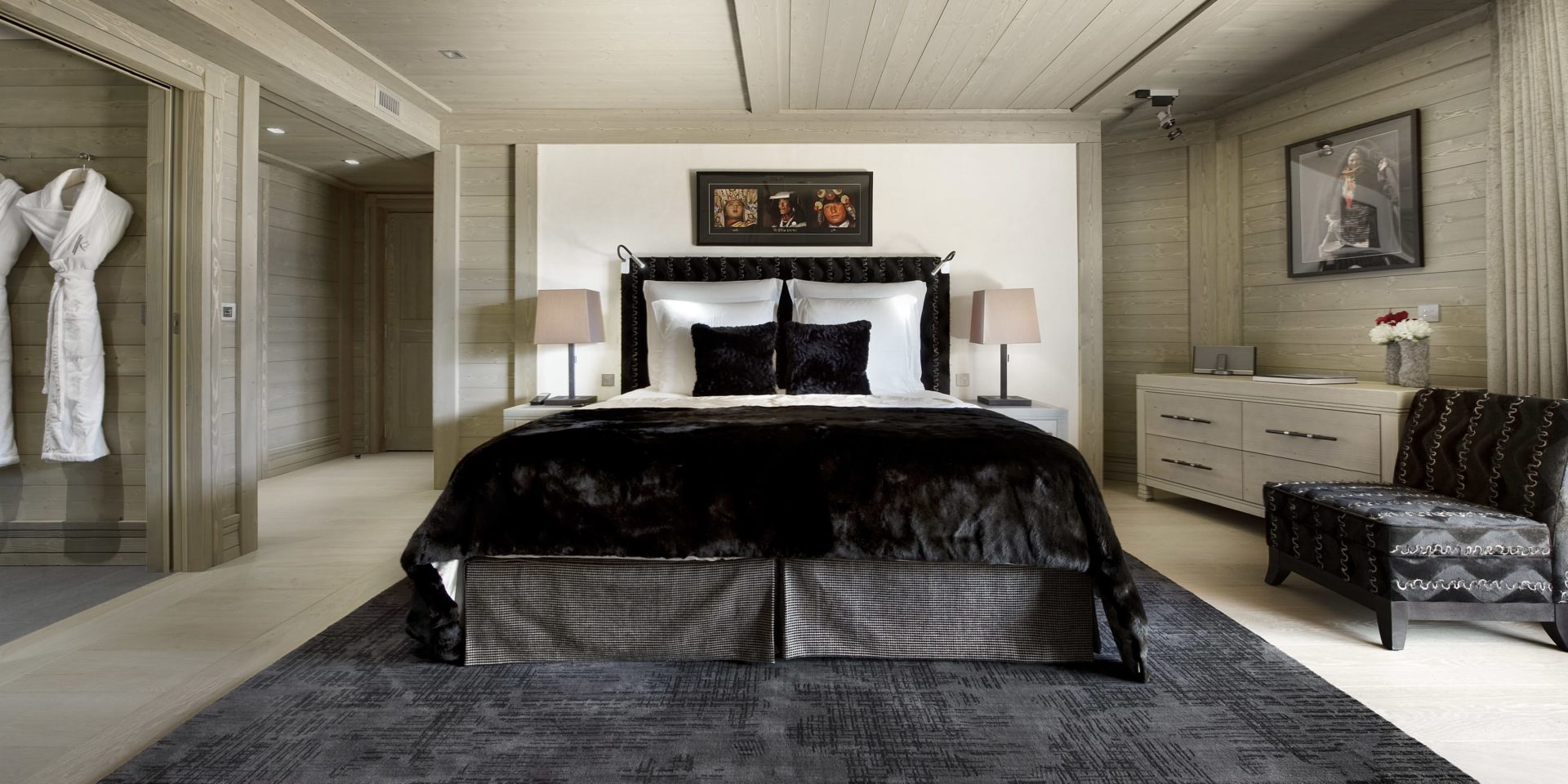 Le K2 Palace Suite-Chalet Baltoro Courchevel Les 3 Vallees Frankrijk wintersport skivakantie luxe slaapkamer 2-persoonsbed kussens schilderijen fauteuil vloerkleed badjassen houten plafond