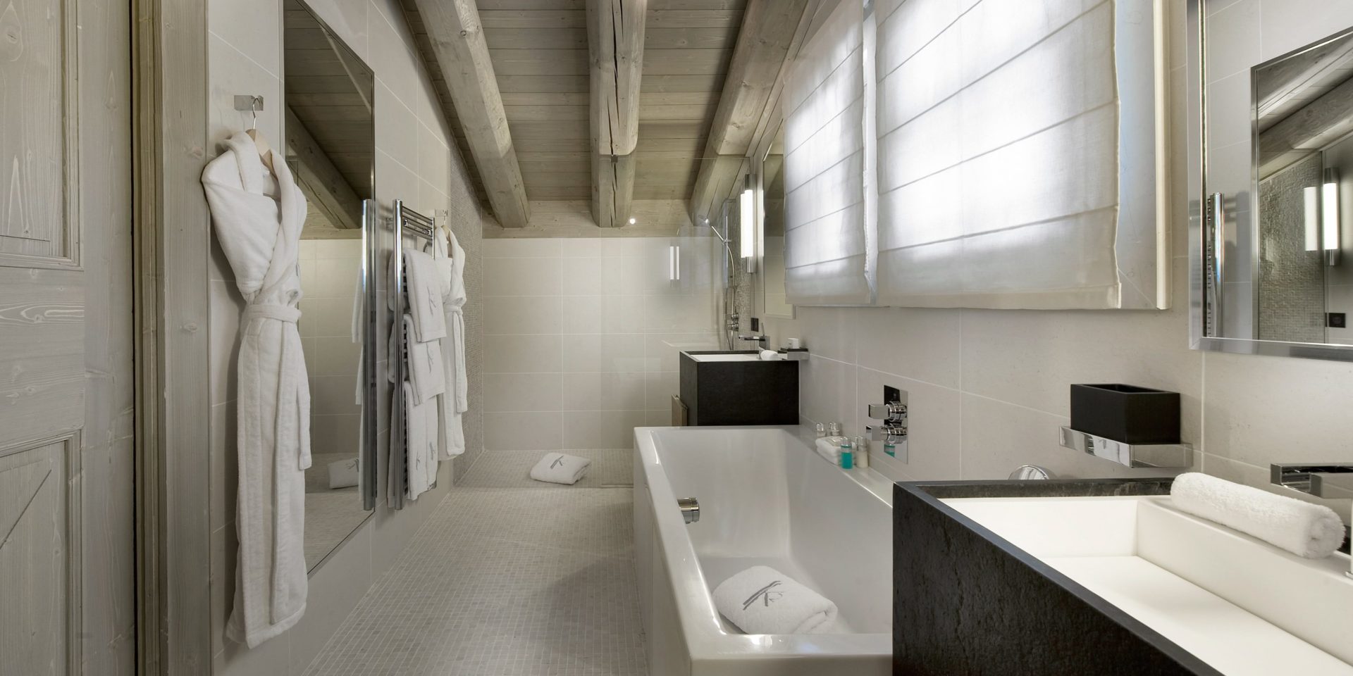 Le K2 Palace Suite-Chalet Karakoram Courchevel Les 3 Vallees Frankrijk wintersport skivakantie luxe badkamer bad wastafel spiegel badjassen handdoekenrek houten balken