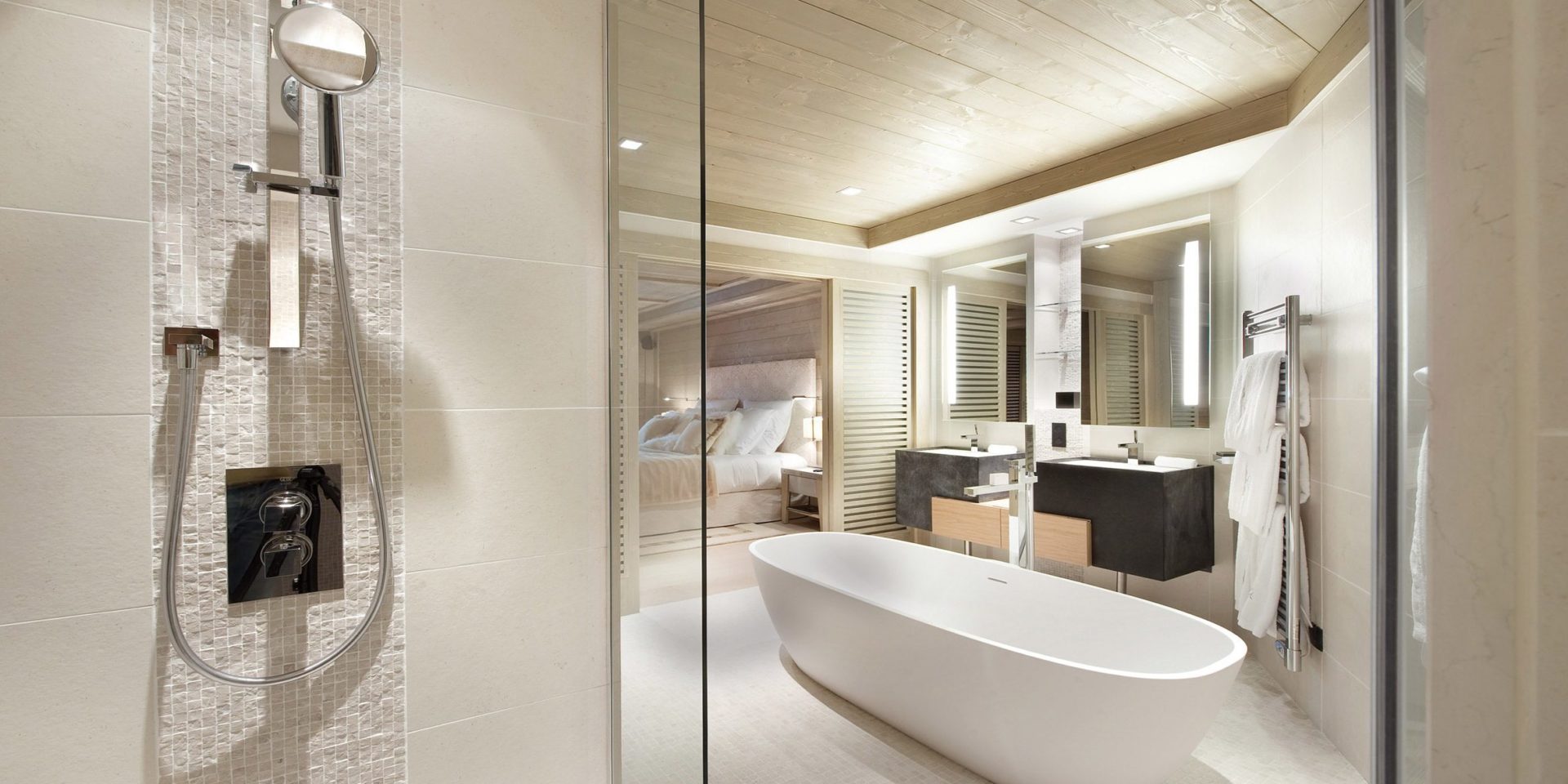 Le K2 Palace Suite-Chalet Karakoram Courchevel Les 3 Vallees Frankrijk wintersport skivakantie luxe badkamer vrijstaand bad douche dubbele wastafel spiegels handdoekenrek houten plafond slaapkamer