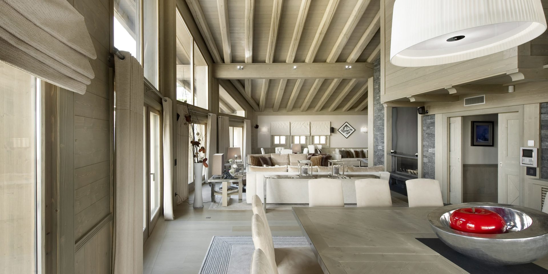 Le K2 Palace Suite-Chalet Karakoram Courchevel Les 3 Vallees Frankrijk wintersport skivakantie luxe eetkamer grote vierkante tafel stoelen rode appel hanglamp witte baken kussens ramen houten balken