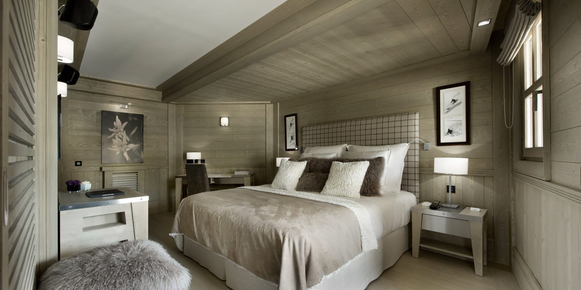 Le K2 Palace Suite-Chalet Karakoram Courchevel Les 3 Vallees Frankrijk wintersport skivakantie luxe slaapkamer 2-persoonsbed kussens schilderijen hocker houten wanden houten balken