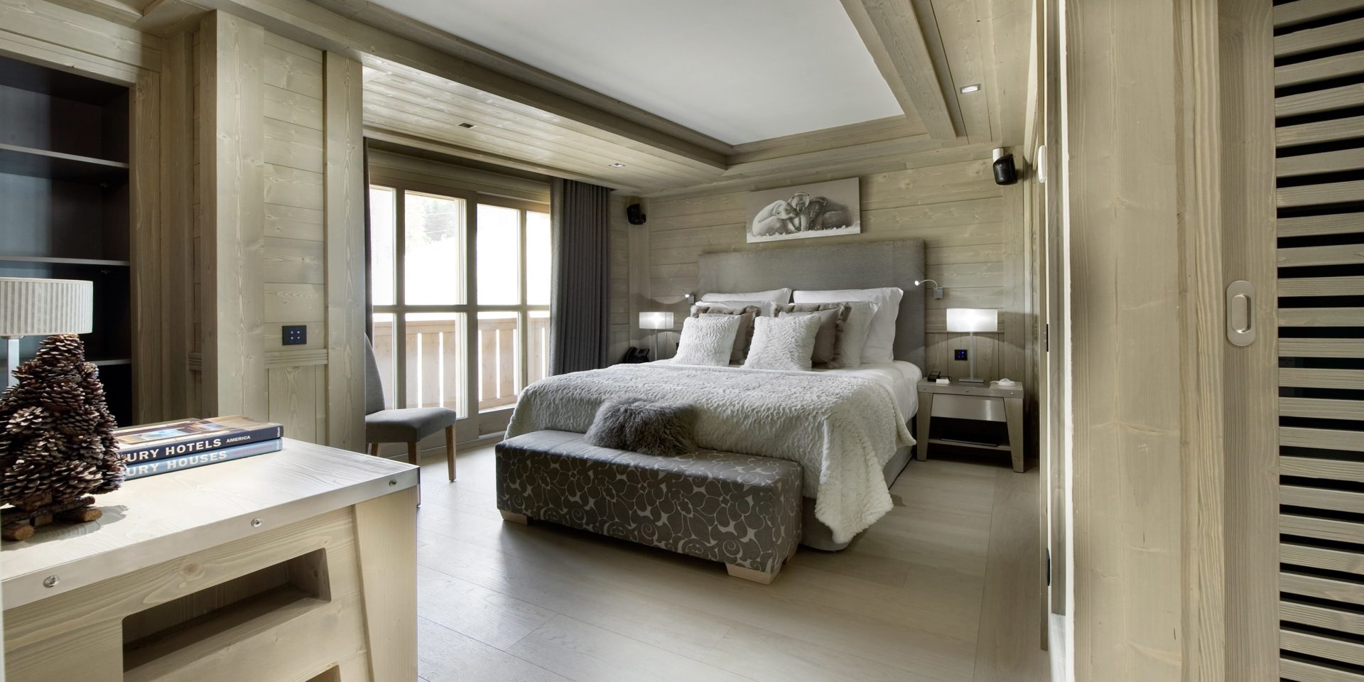 Le K2 Palace Suite-Chalet Karakoram Courchevel Les 3 Vallees Frankrijk wintersport skivakantie luxe slaapkamer 2-persoonsbed kussens hocker schilderij ijsberen kastje stoel balkon houten wanden