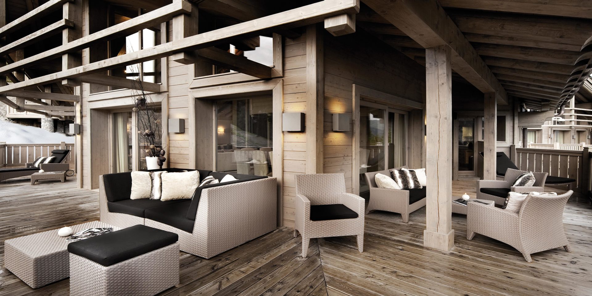 Le K2 Palace Suite-Chalet Karakoram Courchevel Les 3 Vallees Frankrijk wintersport skivakantie luxe terras zitjes wicker bank hockers fauteuils ligstoelen houten balken sneeuw