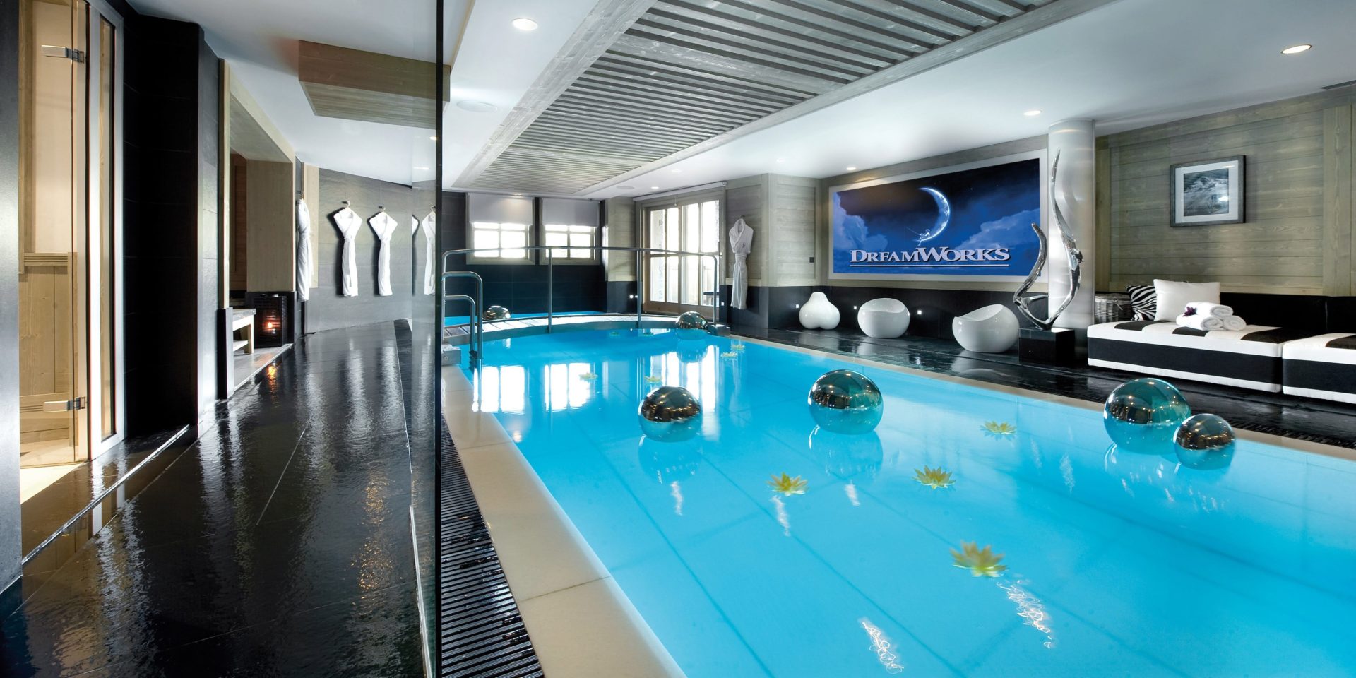 Le K2 Palace Suite-Chalet Karakoram Courchevel Les 3 Vallees Frankrijk wintersport skivakantie luxe zwembad zwart wit gestreepte bank windlicht zwembad badjassen ramen zilveren bellen grote flatscreen zwemmen ontspannen relaxen genieten