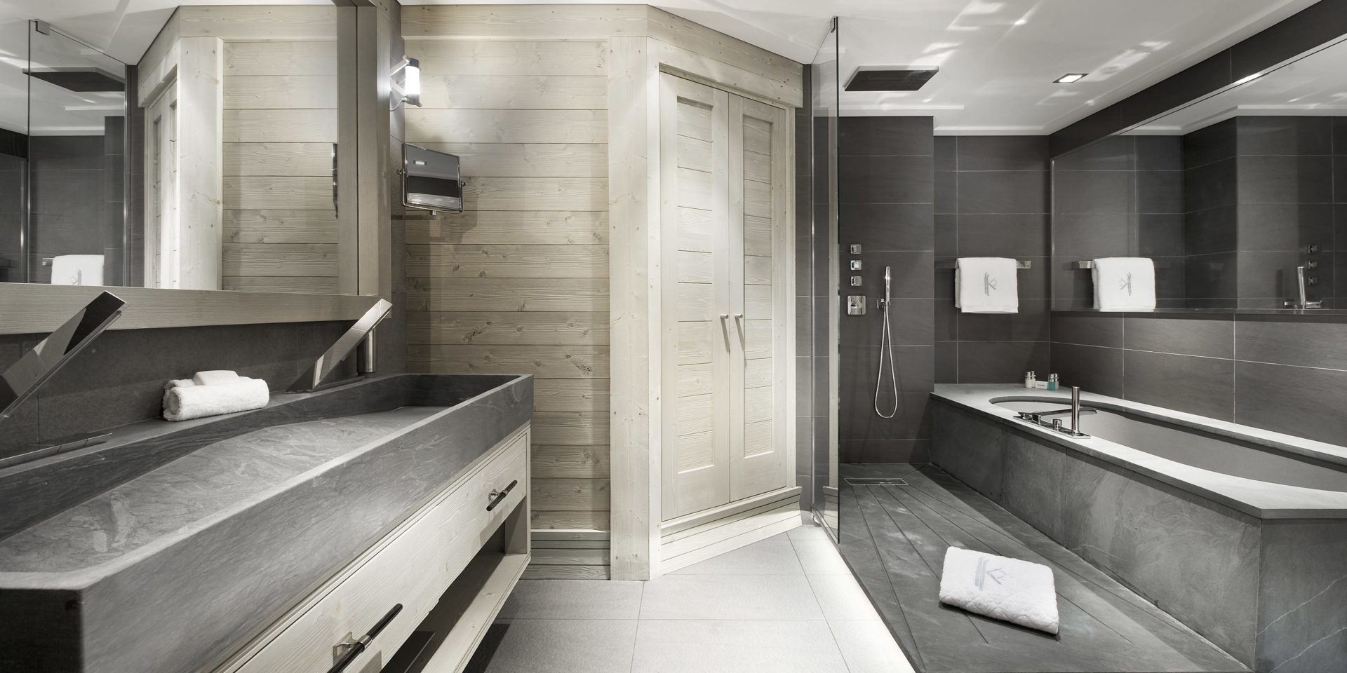 Le K2 Palace Suite-Chalet Muztagh Courchevel Les 3 Vallees Frankrijk wintersport skivakantie luxe badkamer bad douche grote wasbak grote spiegel handdoeken hout
