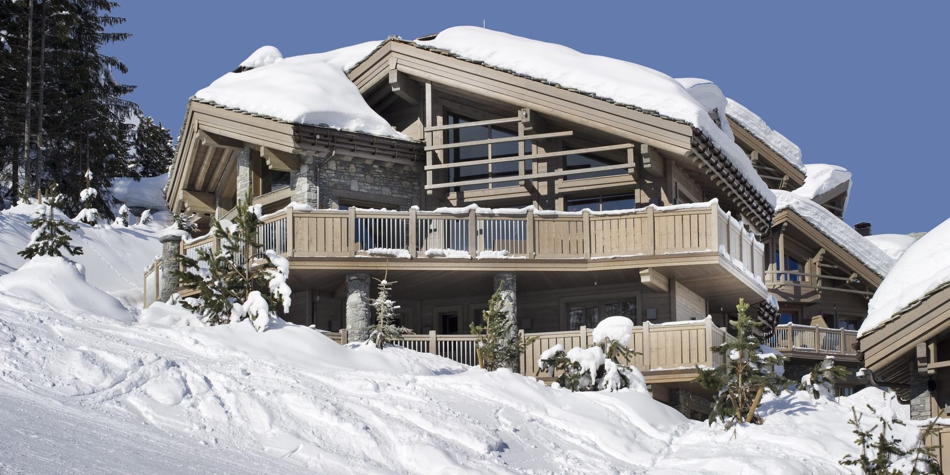 Le K2 Palace Suite-Chalet Muztagh Courchevel Les 3 Vallees Frankrijk wintersport skivakantie luxe voorzijde chalet Muztagh balkons bomen sneeuw