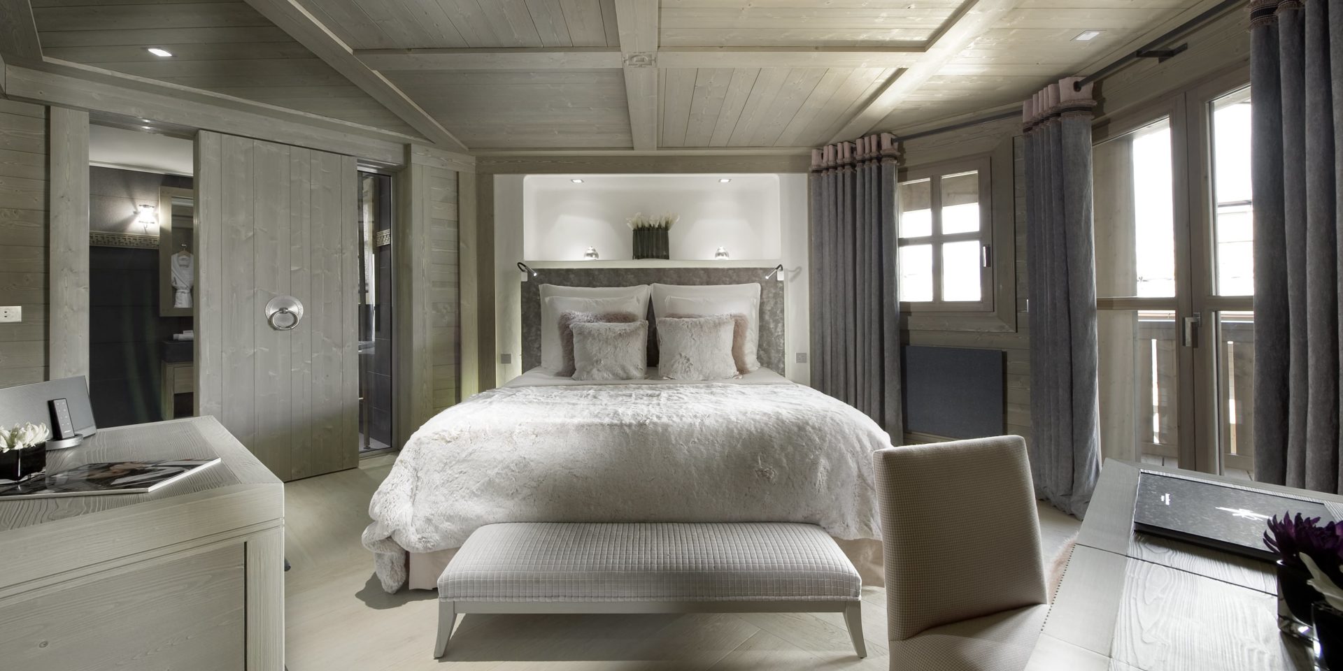 Le K2 Palace Suite-Chalet Muztagh Courchevel Les 3 Vallees Frankrijk wintersport skivakantie luxe slaapkamer 2-persoonsbed hocker bureau stoel badkamer wastafel badjas houten wanden houten plafond ramen