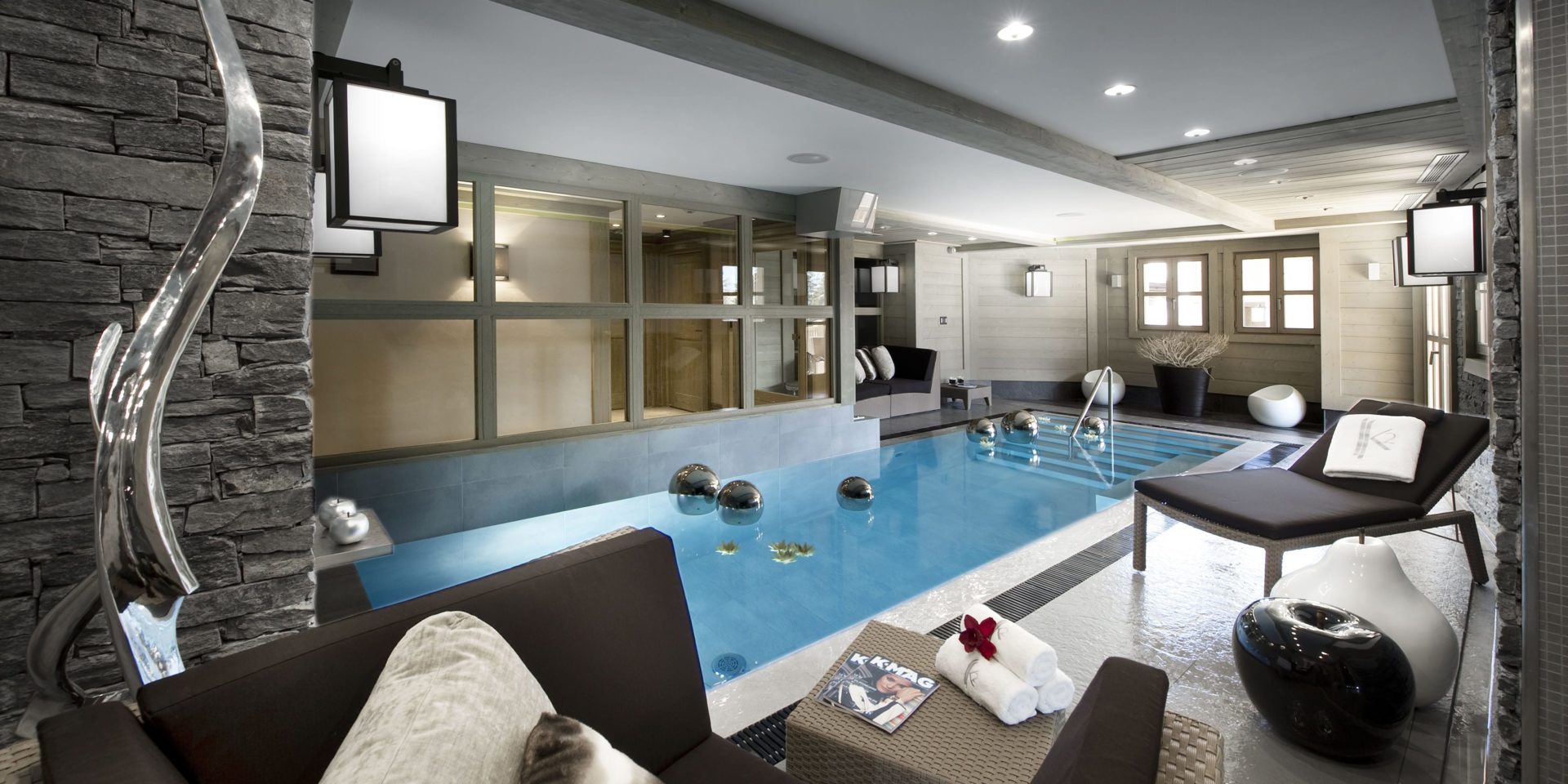 Le K2 Palace Suite-Chalet Muztagh Courchevel Les 3 Vallees Frankrijk wintersport skivakantie luxe zwembad ligstoel fauteuil hocker handdoeken witte peer zwarte appel zilveren bellen zwemmen ontspannen relaxen genieten