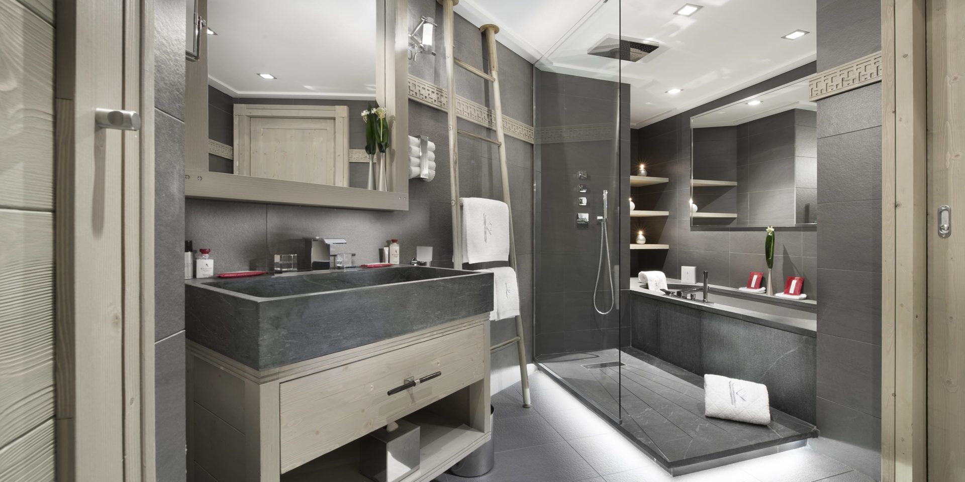 Le K2 Palace Suite-Chalet Panmah Courchevel Les 3 Vallees Frankrijk wintersport skivakantie luxe badkamer bad grote spiegel douche grote wasbak spiegel handdoeken