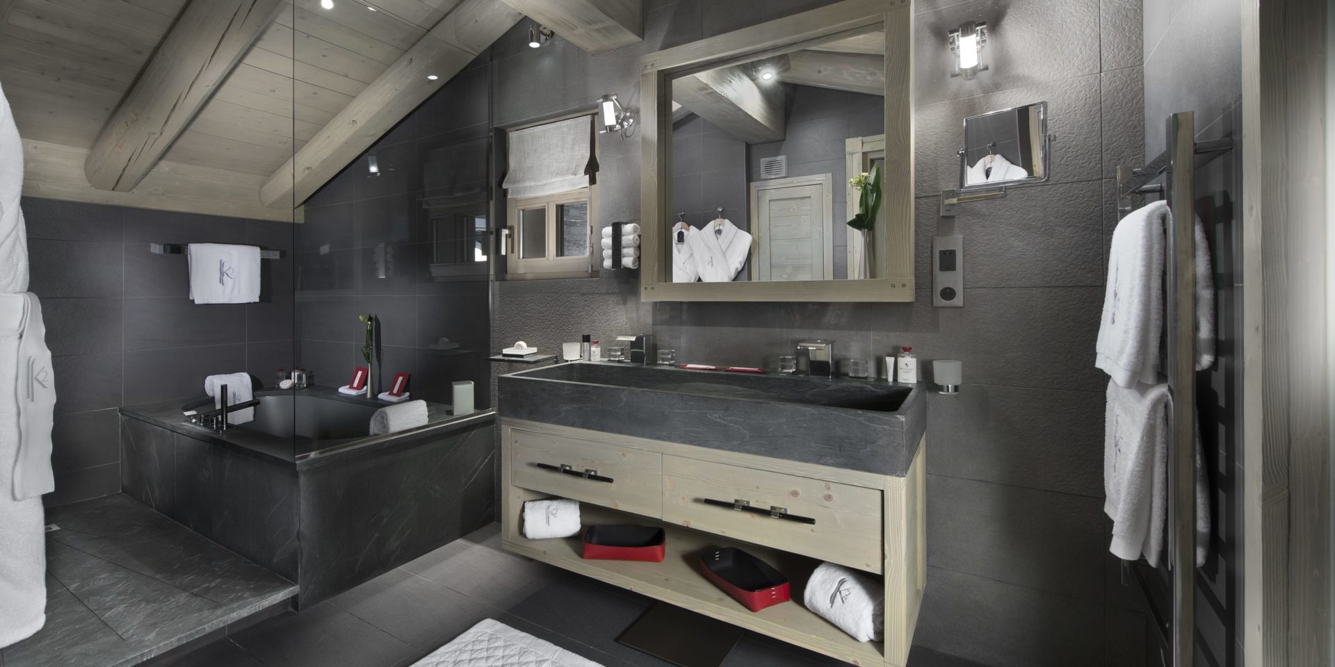 Le K2 Palace Suite-Chalet Panmah Courchevel Les 3 Vallees Frankrijk wintersport skivakantie luxe badkamer bad grote wasbak spiegel handdoekenrek badjassen houten balken