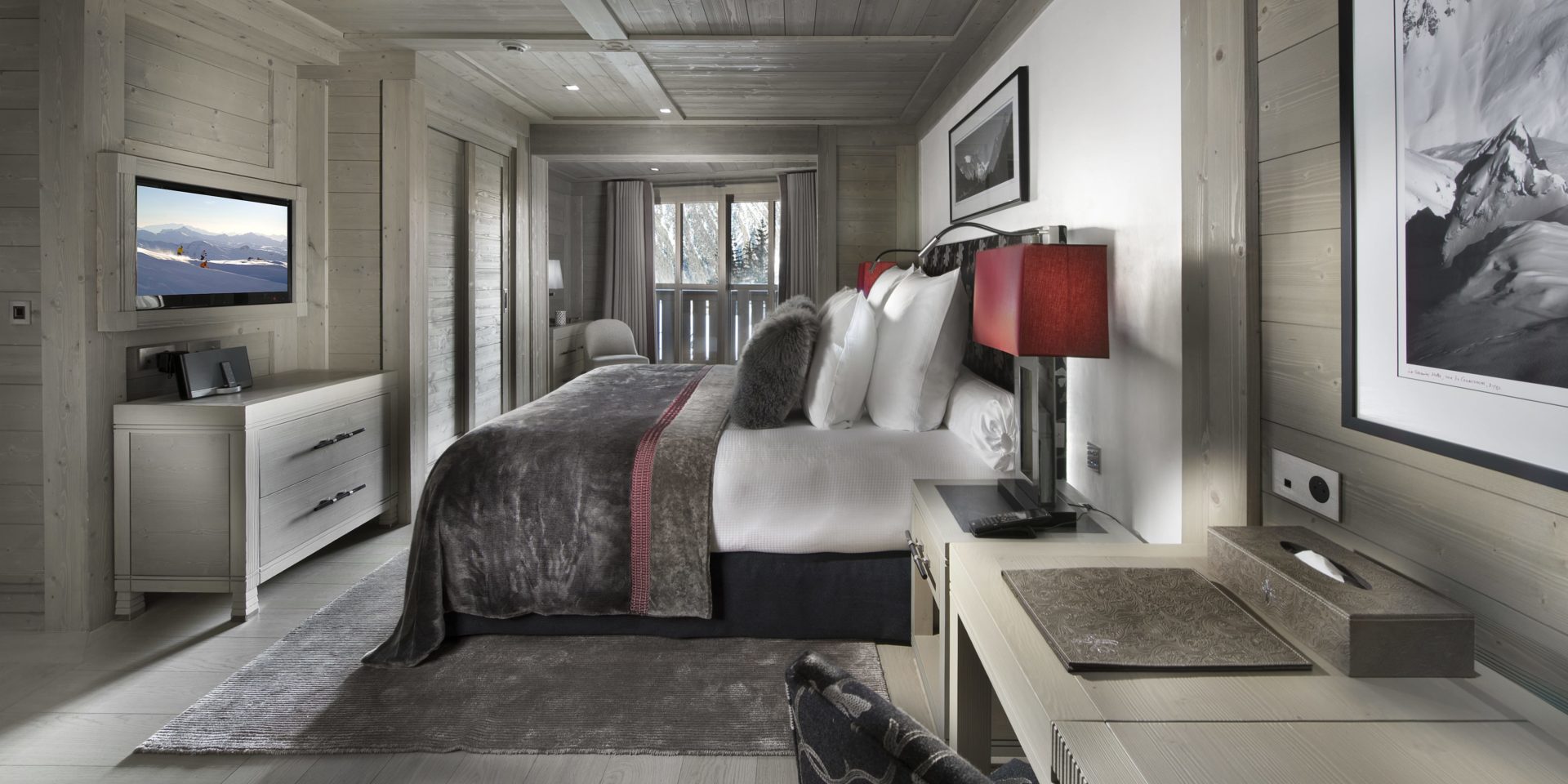 Le K2 Palace Suite-Chalet Panmah Courchevel Les 3 Vallees Frankrijk wintersport skivakantie luxe slaapkamer 2-persoonsbed sprei kussens vloerkleed bureau stoel TV raam balkon houten wanden houten plafond