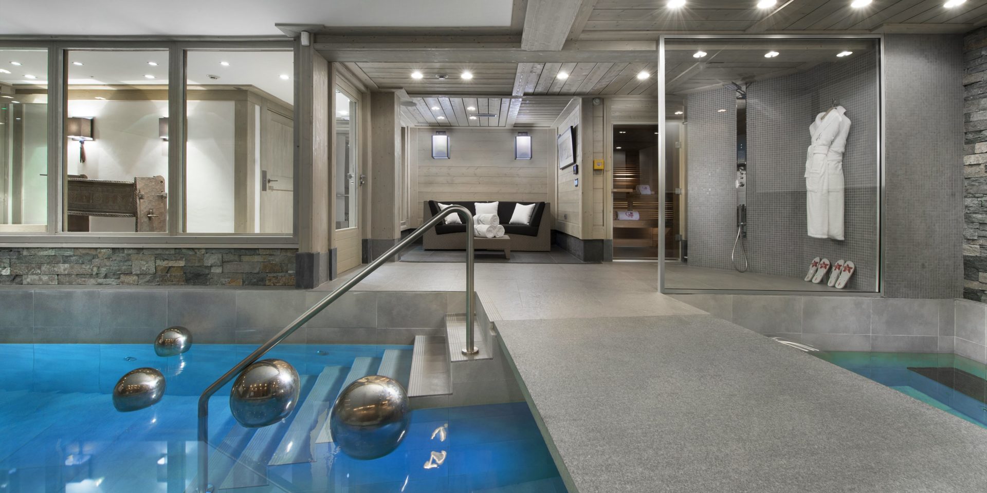 Le K2 Palace Suite-Chalet Panmah Courchevel Les 3 Vallees Frankrijk wintersport skivakantie luxe zwembad hoekbank douche badjassen slippers sauna zilveren bellen zwemmen ontspannen relaxen genieten