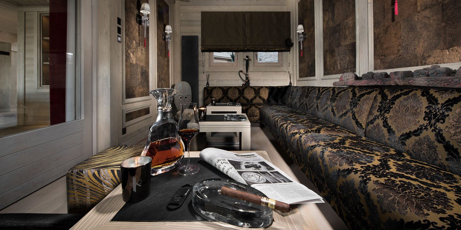 Hotel Le K2 Altitude Courchevel Les 3 Vallees Frankrijk wintersport skivakantie luxe Churchill Klub grote hoekbank salontafels likeur sigaar krant ontspannen
