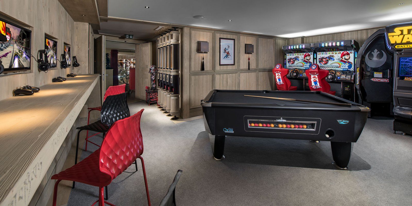 Hotel Le K2 Altitude Courchevel Les 3 Vallees Frankrijk wintersport skivakantie luxe Kids Klub pooltafel raceauto's games bar barkrukken koptelefoons