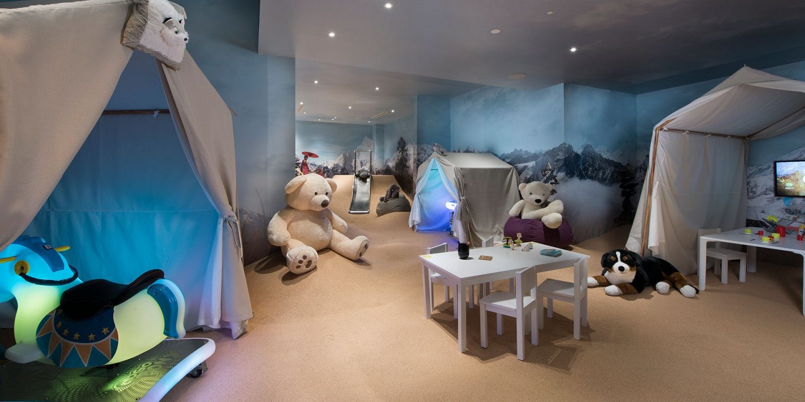 Hotel Le K2 Altitude Courchevel Les 3 Vallees Frankrijk wintersport skivakantie luxe Kids Klub grote beer grote Sint Bernard tafeltje stoeltjes tent glijbaan kinder speelkamer speelgoed