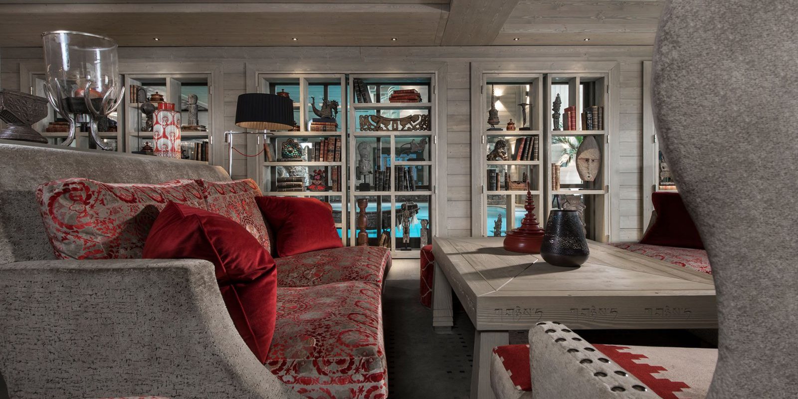 Hotel Le K2 Altitude Courchevel Les 3 Vallees Frankrijk wintersport skivakantie luxe Le Montgomerie restaurant bank rode kussens fauteuil houten wandkast decoratie vazen salontafel houten wanden houten plafonds