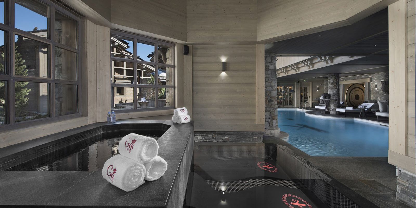 Hotel Le K2 Altitude Courchevel Les 3 Vallees Frankrijk wintersport skivakantie luxe Spa wellness handdoeken jacuzzi zwembad ligstoelen ontspannen relaxen genieten