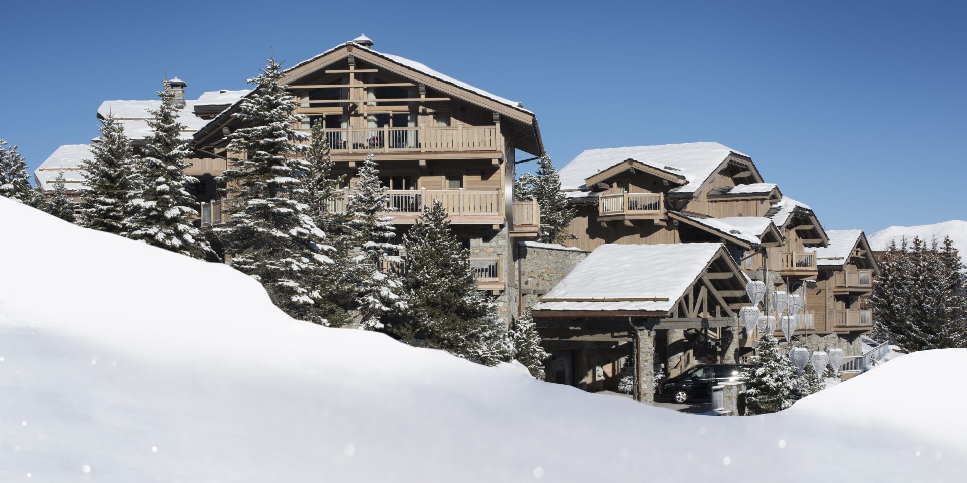 Hotel Le K2 Altitude Courchevel Les 3 Vallees Frankrijk wintersport skivakantie luxe ligging Le K2 Altitude besneeuwde bomen bergen sneeuw