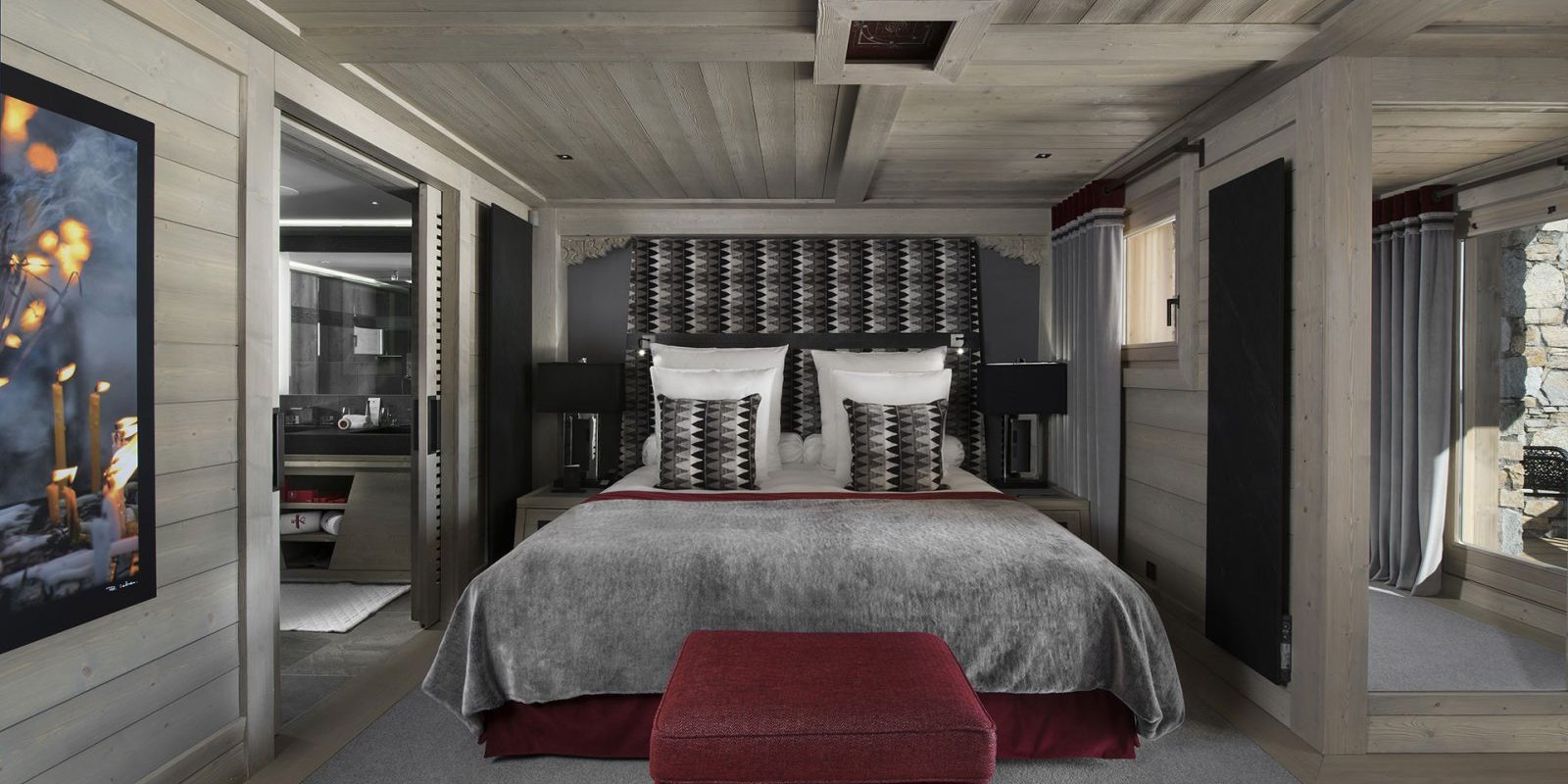 Hotel Le K2 Altitude Courchevel Les 3 Vallees Frankrijk wintersport skivakantie luxe Suite 2-persoonsbed hoofdbord rode hocker schilderij raam badkamer houten plafond