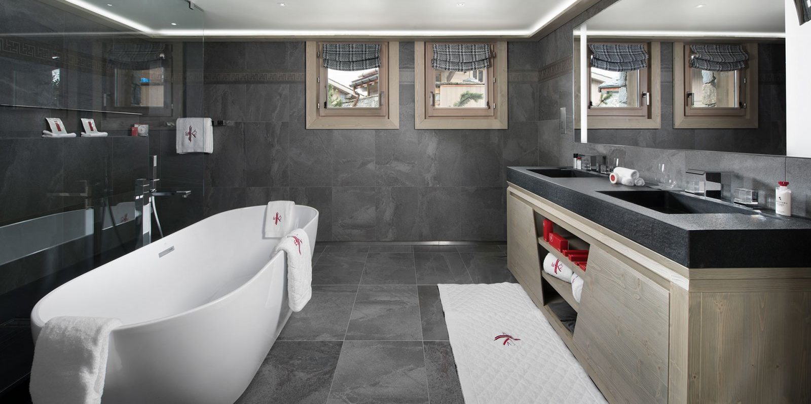 Hotel Le K2 Altitude Courchevel Les 3 Vallees Frankrijk wintersport skivakantie luxe Suite badkamer vrijstaand bad dubbele wasbak grote spiegel ramen handdoeken