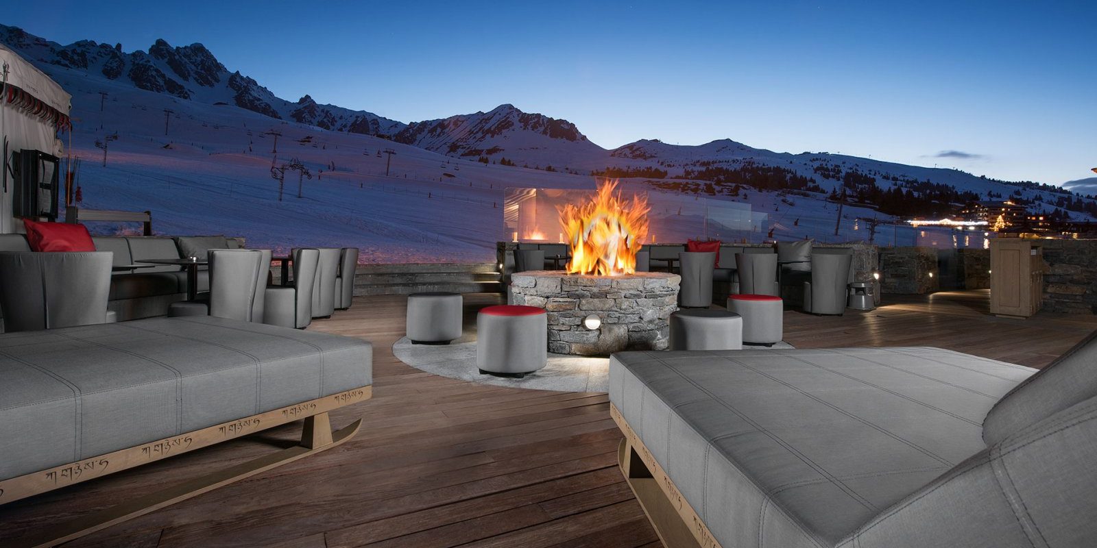 Hotel Le K2 Altitude Courchevel Les 3 Vallees Frankrijk wintersport skivakantie luxe terras vuurkorf hockers lounge banken zitjes tafels stoelen piste besneeuwde bergen sneeuw
