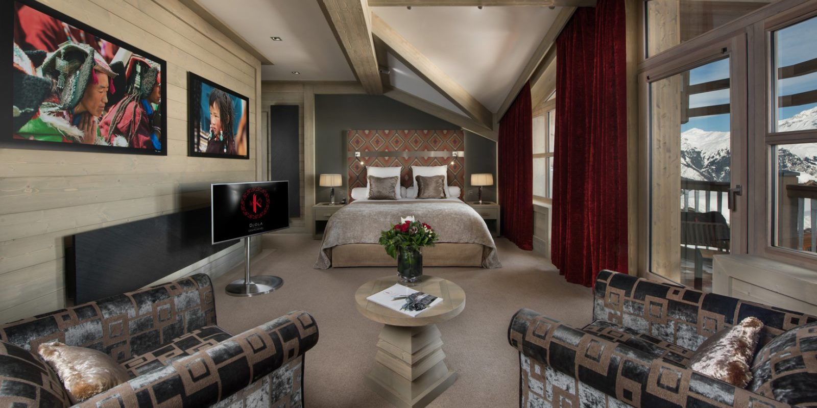 Hotel Le K2 Djola Courchevel Les 3 Vallees Frankrijk wintersport skivakantie luxe Premium slaapkamer 2-persoonsbed TV bloemen schilderijen fauteuils hoge ramen uitzicht besneeuwde bergen sneeuw