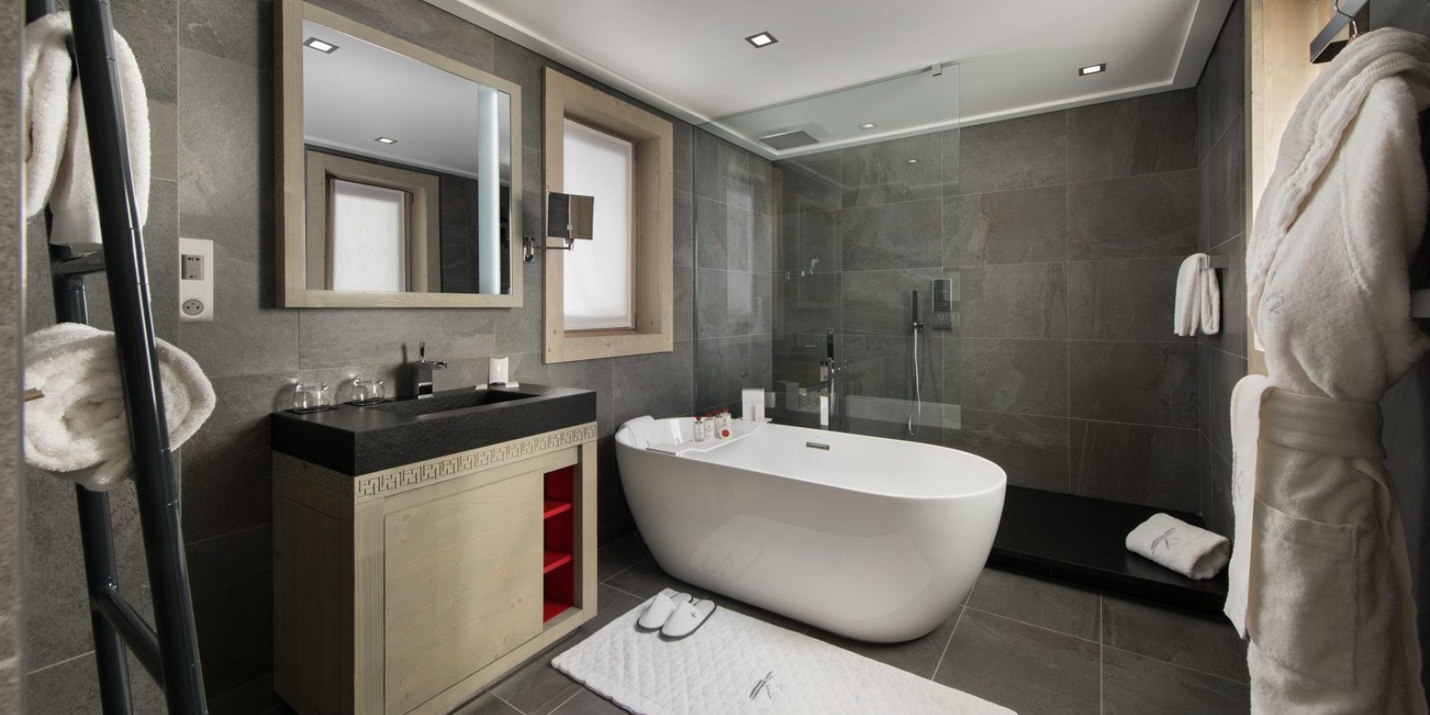 Hotel Le K2 Djola Courchevel Les 3 Vallees Frankrijk wintersport skivakantie luxe badkamer vrijstaand bad douche spiegel wastafel badjas handdoeken slippers