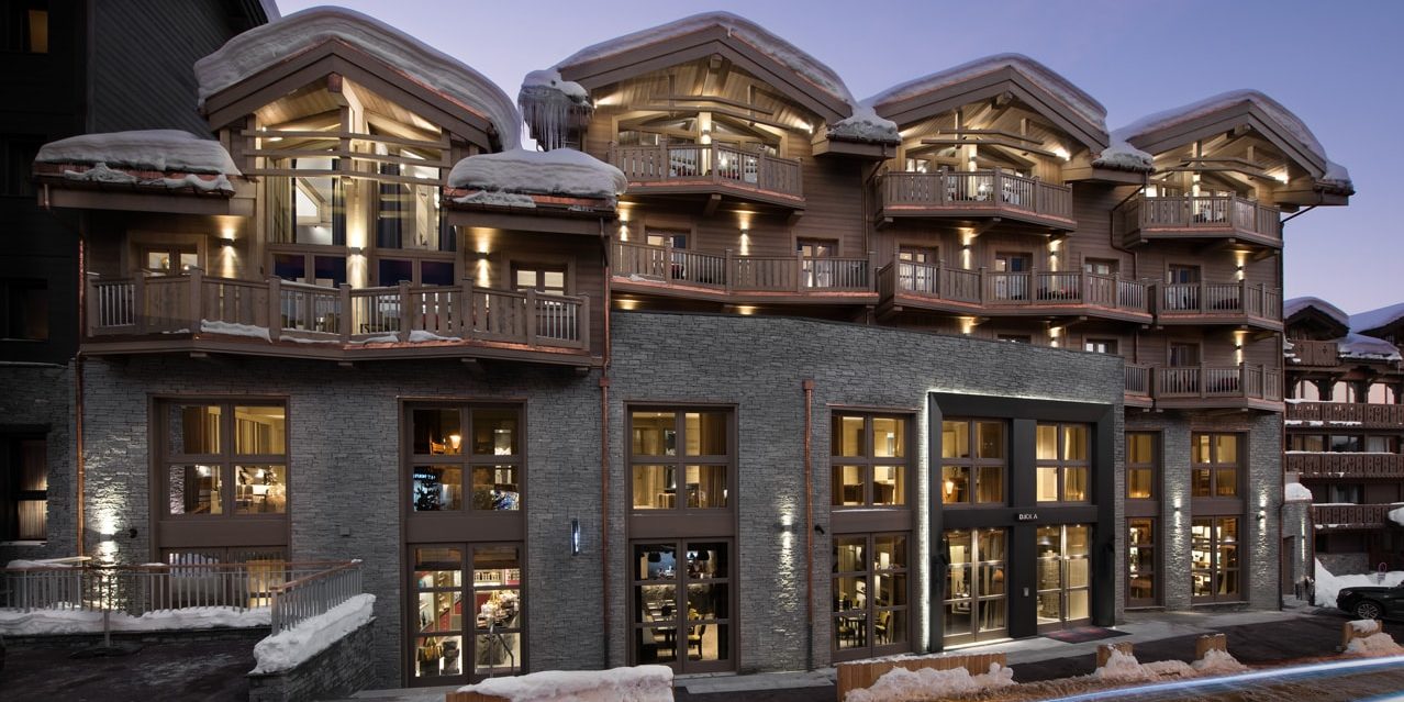 Hotel Le K2 Djola Courchevel Les 3 Vallees Frankrijk wintersport skivakantie luxe ligging hotel balkons sneeuw