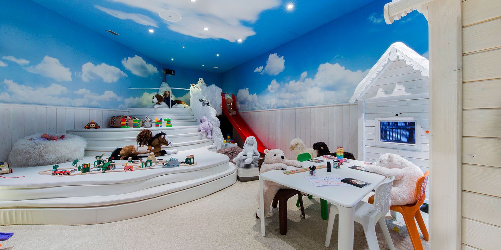 Hotel Le K2 Palace Courchevel Les 3 Vallees Frankrijk wintersport skivakantie luxe Kids'Zone speelkamer tafeltje stoeltjes knuffels klimberg glijbaan grot huisje kinderkamer speelgoed