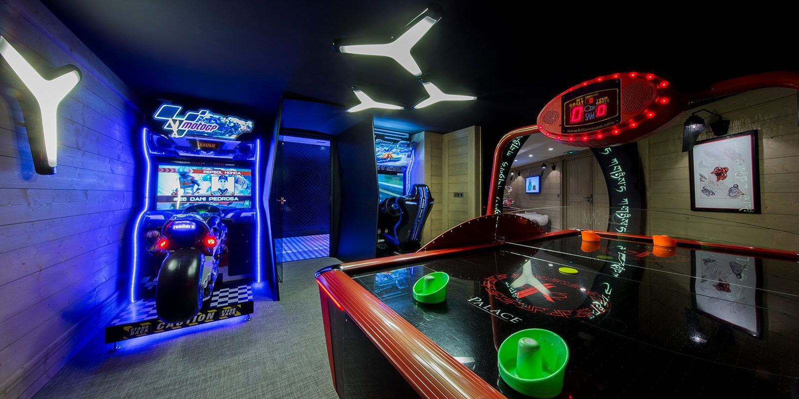 Hotel Le K2 Palace Courchevel Les 3 Vallees Frankrijk wintersport skivakantie luxe Kids'Zone gamehall airhockeytafel motor raceauto
