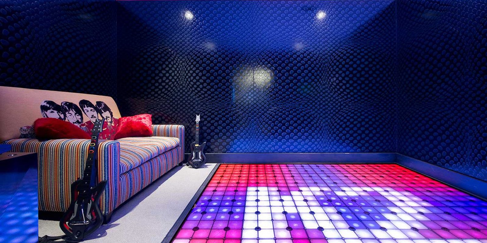 Hotel Le K2 Palace Courchevel Les 3 Vallees Frankrijk wintersport skivakantie luxe Kids'Zone muziekkamer dansvloer gitaar loungebank kussens