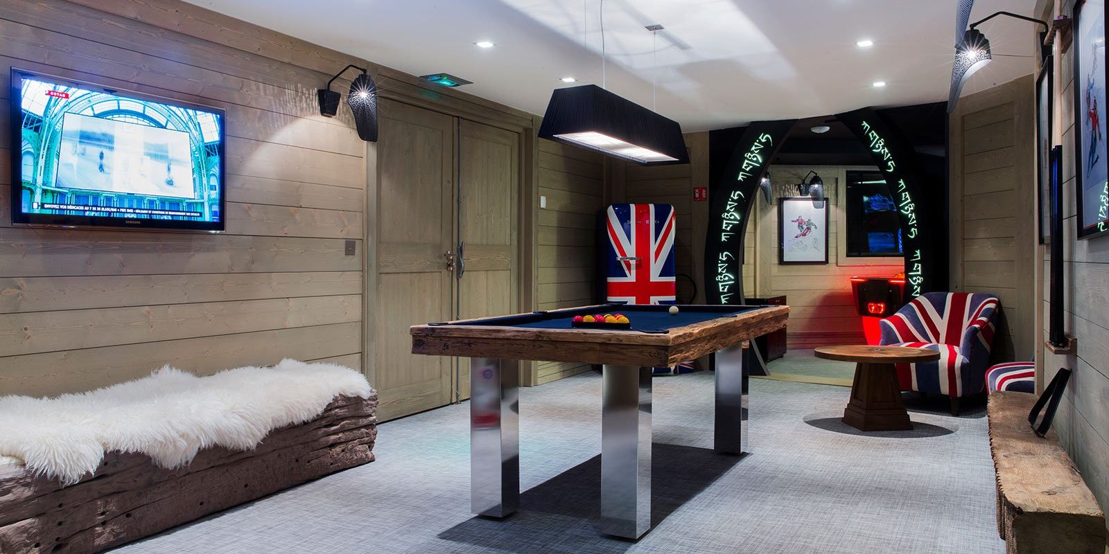 Hotel Le K2 Palace Courchevel Les 3 Vallees Frankrijk wintersport skivakantie luxe Kids'Zone pooltafel bank kleed TV fauteuils salontafel hanglamp schilderijen