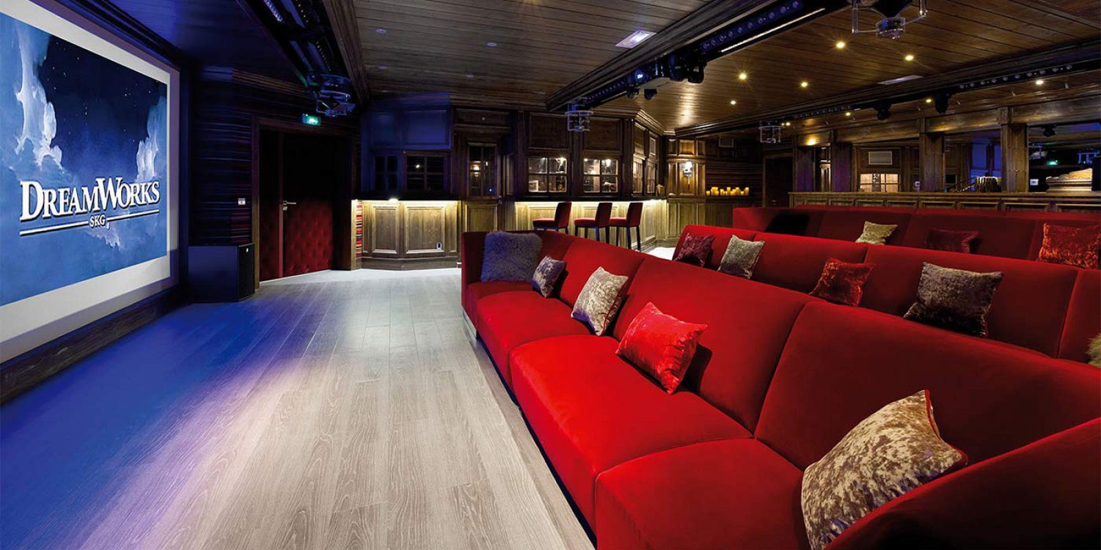 Hotel Le K2 Palace Courchevel Les 3 Vallees Frankrijk wintersport skivakantie luxe Kbaret bioscoop rode banken kussens bar barkrukken grote flatscreen
