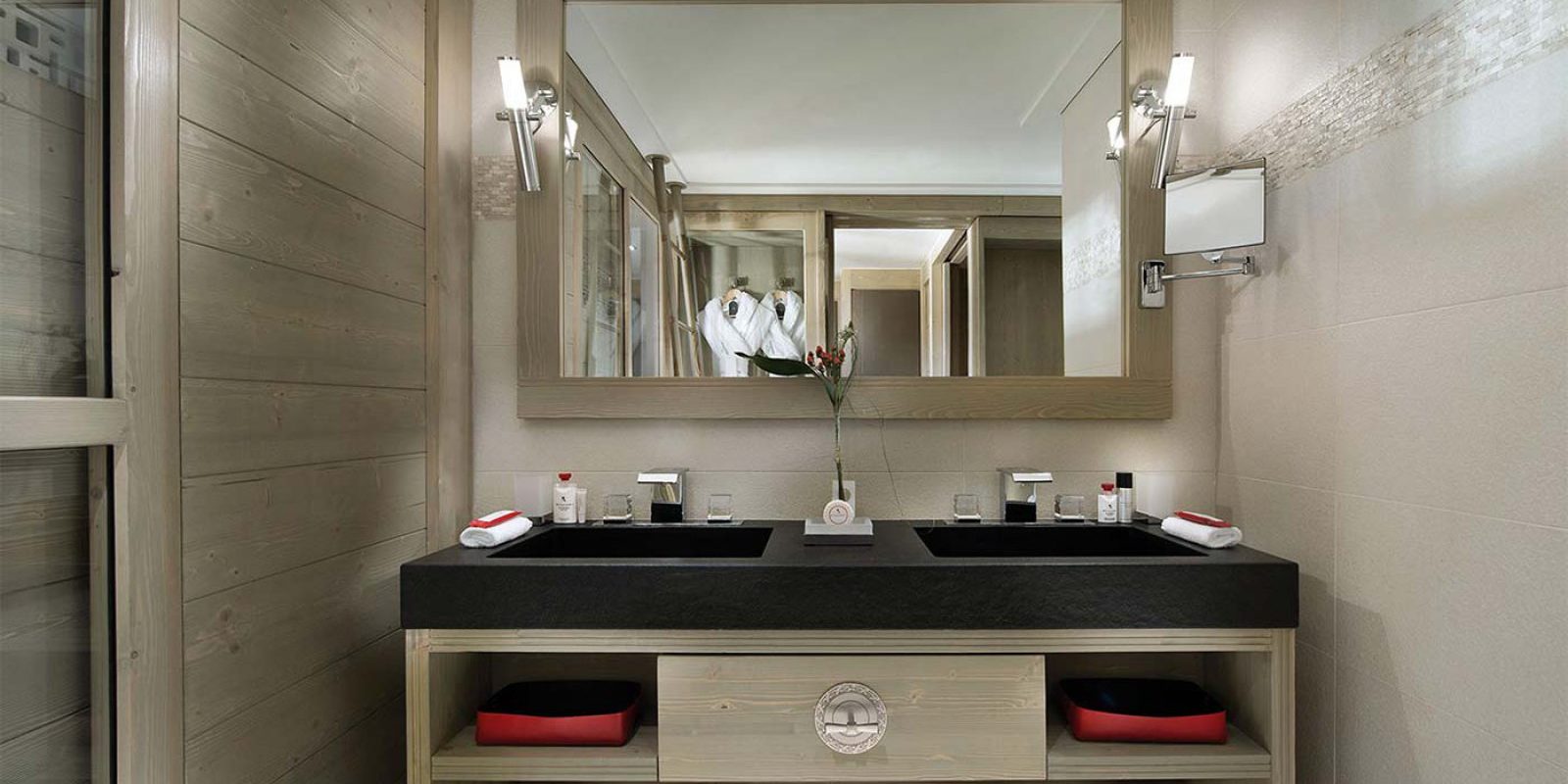 Hotel Le K2 Palace Courchevel Les 3 Vallees Frankrijk wintersport skivakantie luxe badkamer dubbele wasbak grote spiegel badjassen badproducten