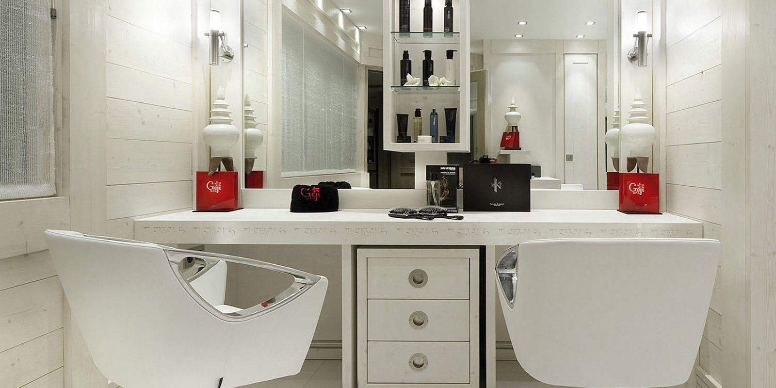Hotel Le K2 Palace Courchevel Les 3 Vallees Frankrijk wintersport skivakantie luxe hairsalon kapper haarstylist witte stoelen verzorgingsproducten grote spiegel