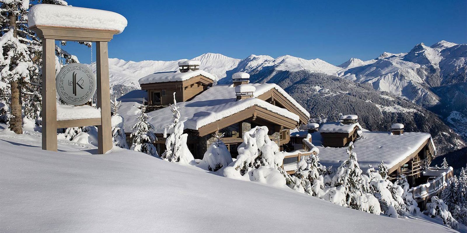 Hotel Le K2 Palace Courchevel Les 3 Vallees Frankrijk wintersport skivakantie luxe ligging Le K2 Palace Courchevel besneeuwde bomen besneeuwde bergen sneeuw